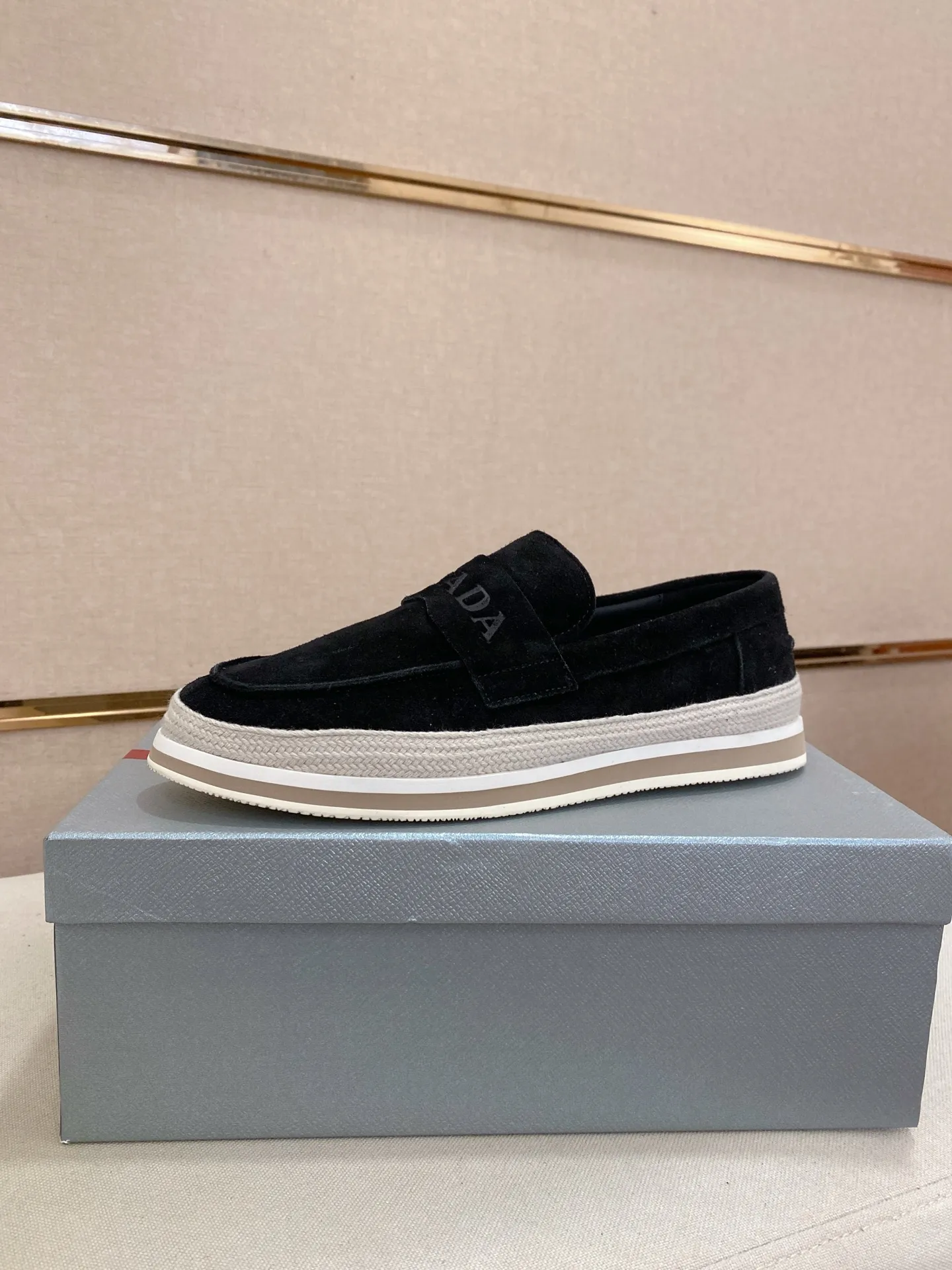 Men's shoes 💰 480💰 ✔️✔️✔️Top high version High-quality new PRADA (Prada) counters are launched at the same time. The new men's shoes and 😘fabrics are purely handmade in Niujing. Lining: Full cowhide lining. 👍🏿High-end☄️Open-molded non-slip rubber outsole, exquisite lines, simple and elegant, comfortable and high-end for leisure travel. Code number: 38-44. Can be customized45